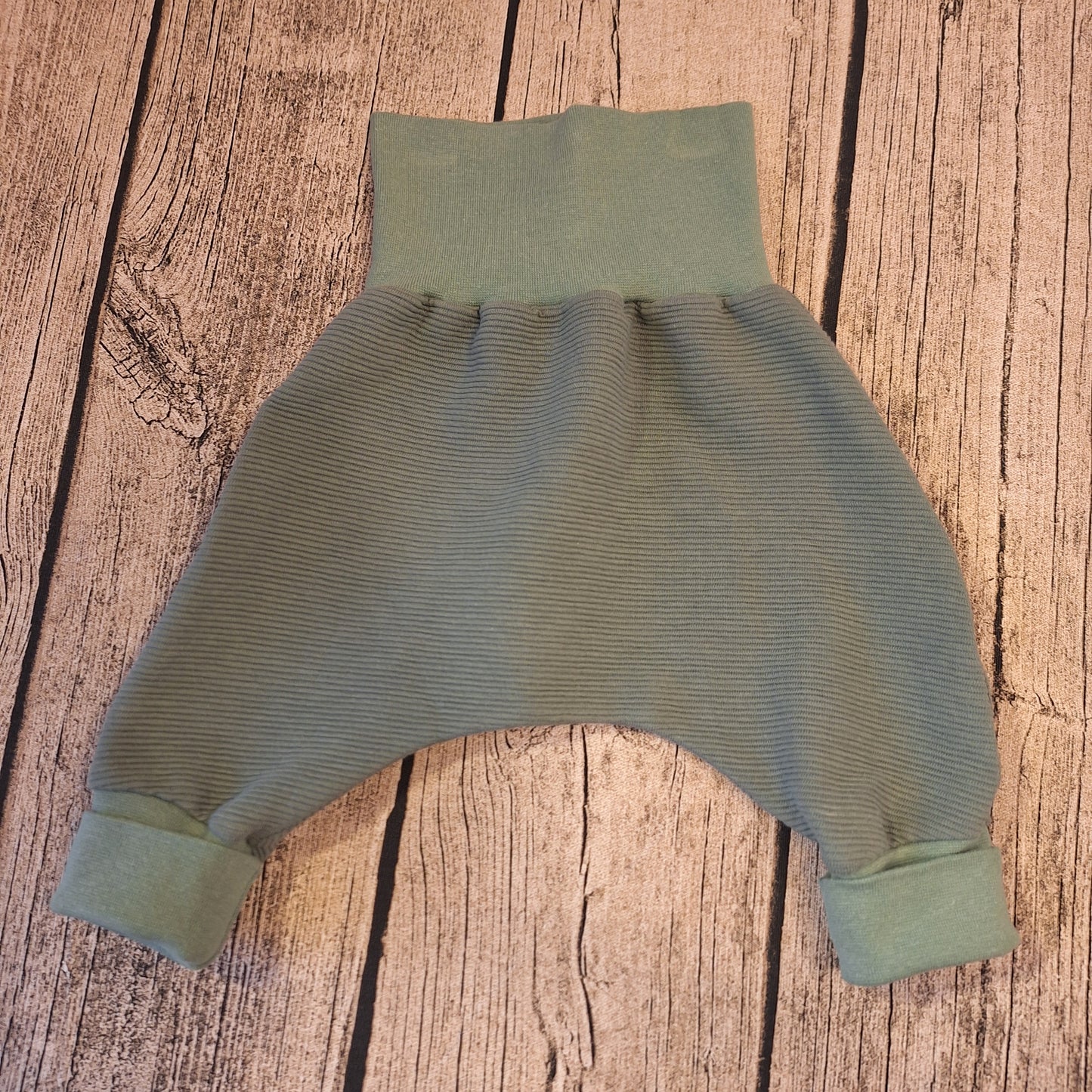 Baby Pumphose – bequem & mitwachsend in Salbeigrün 🌿👶