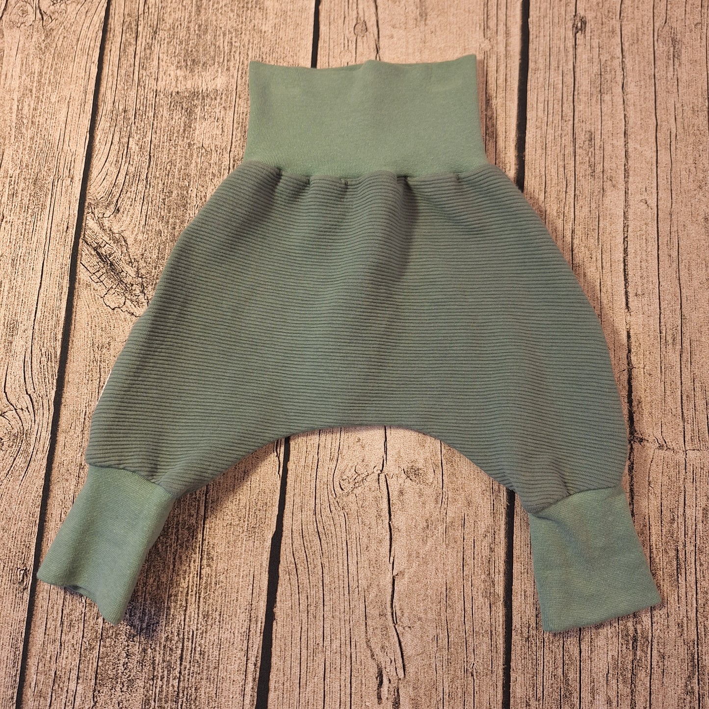 Baby Pumphose – bequem & mitwachsend in Salbeigrün 🌿👶