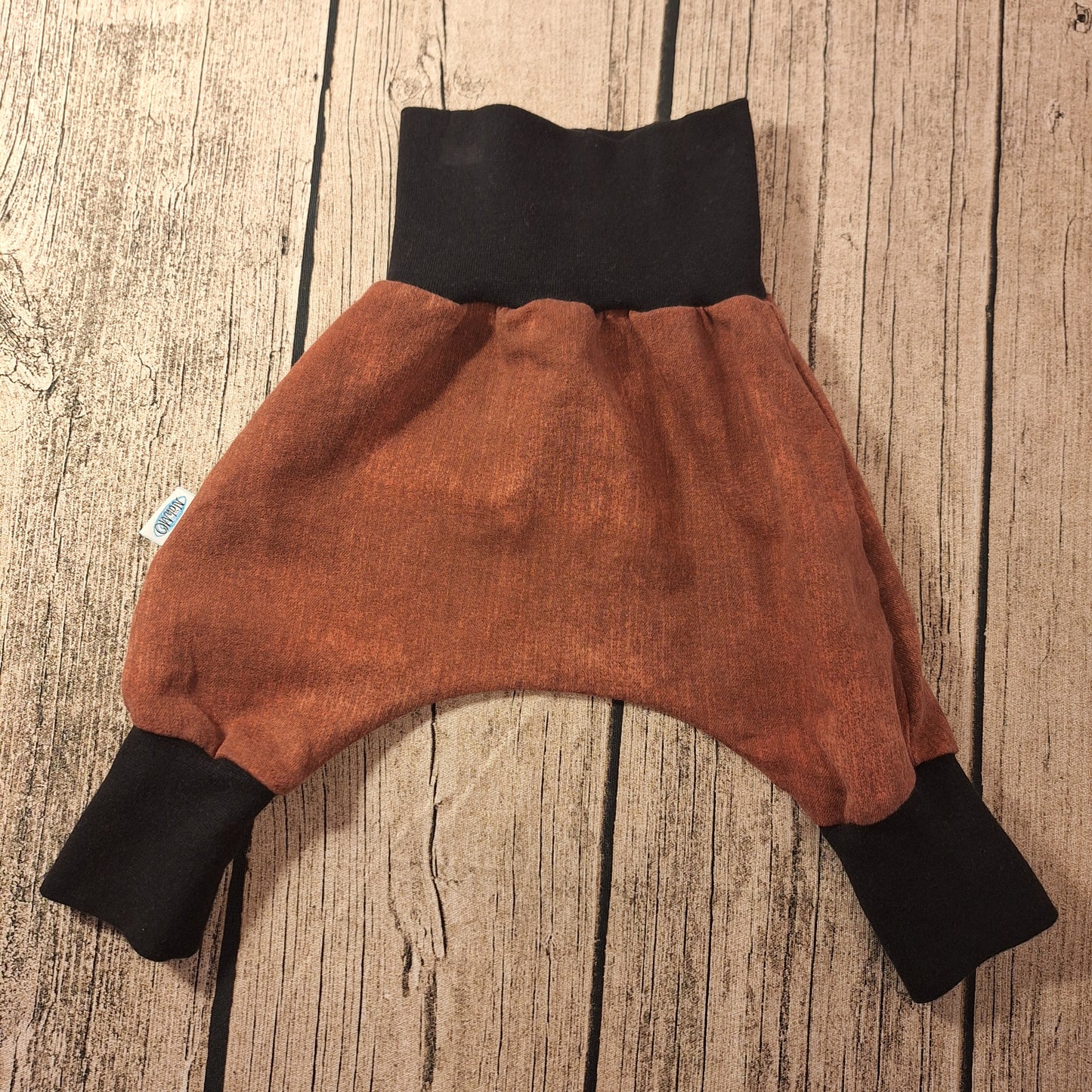 Baby Pumphose – bequem & mitwachsend in warmem Braun mit schwarzen Bündchen 🤎👶