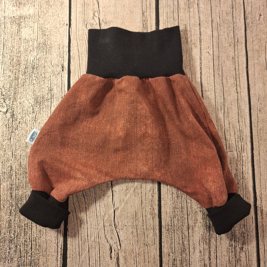 Baby Pumphose – bequem & mitwachsend in warmem Braun mit schwarzen Bündchen 🤎👶