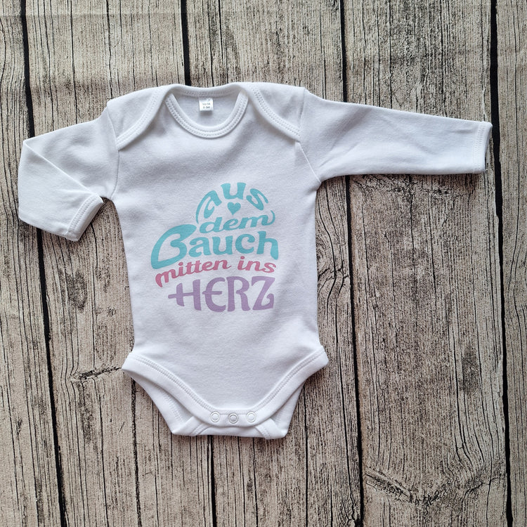 Handgemachte und personalisierte Babybodys von NähMO mit liebevollen Motiven und Sprüchen