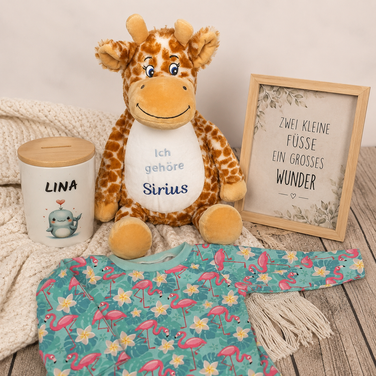 Personalisierte Geschenke zur Geburt mit Babykleidung, Geburtskissen und Stofftier von NähMO