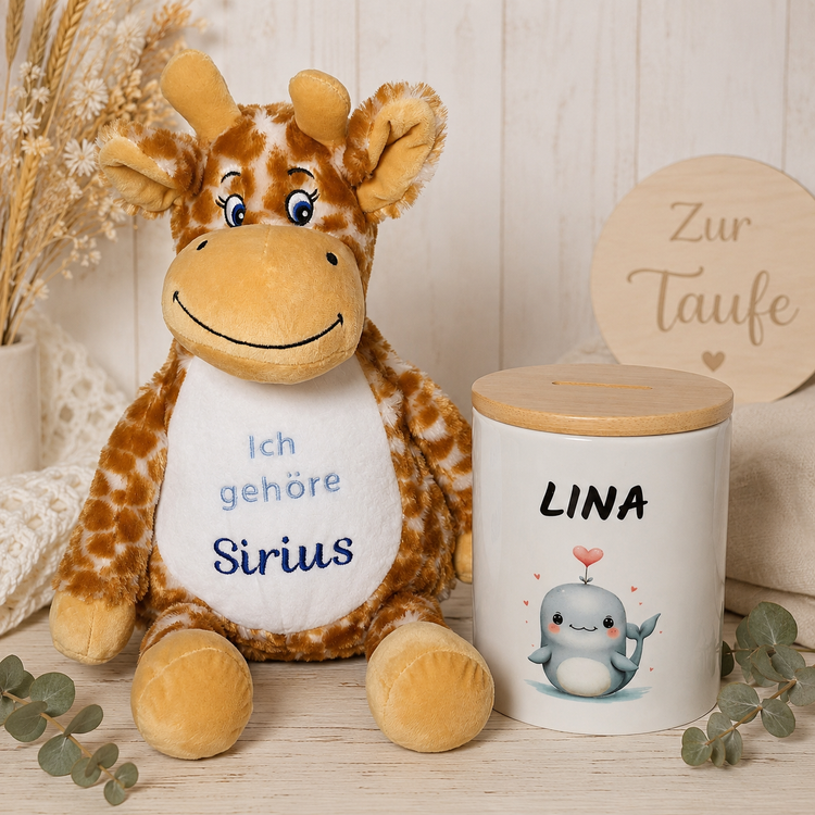 Personalisierte Geschenke zur Taufe mit Stofftier, Spardose und Kissen von NähMO
