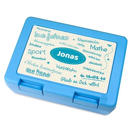 Hellblaue Brotzeitbox mit dem Namen Jonas und einer Wortwolke rund um Schule und Schulbeginn.