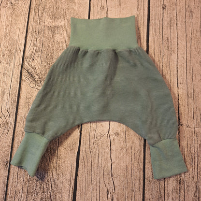Baby Pumphose – bequem & mitwachsend in Salbeigrün 🌿👶