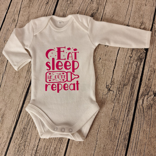 Baby Body „Eat Sleep Be Cute Repeat“ – Gr. 50/56 – handbedruckt
