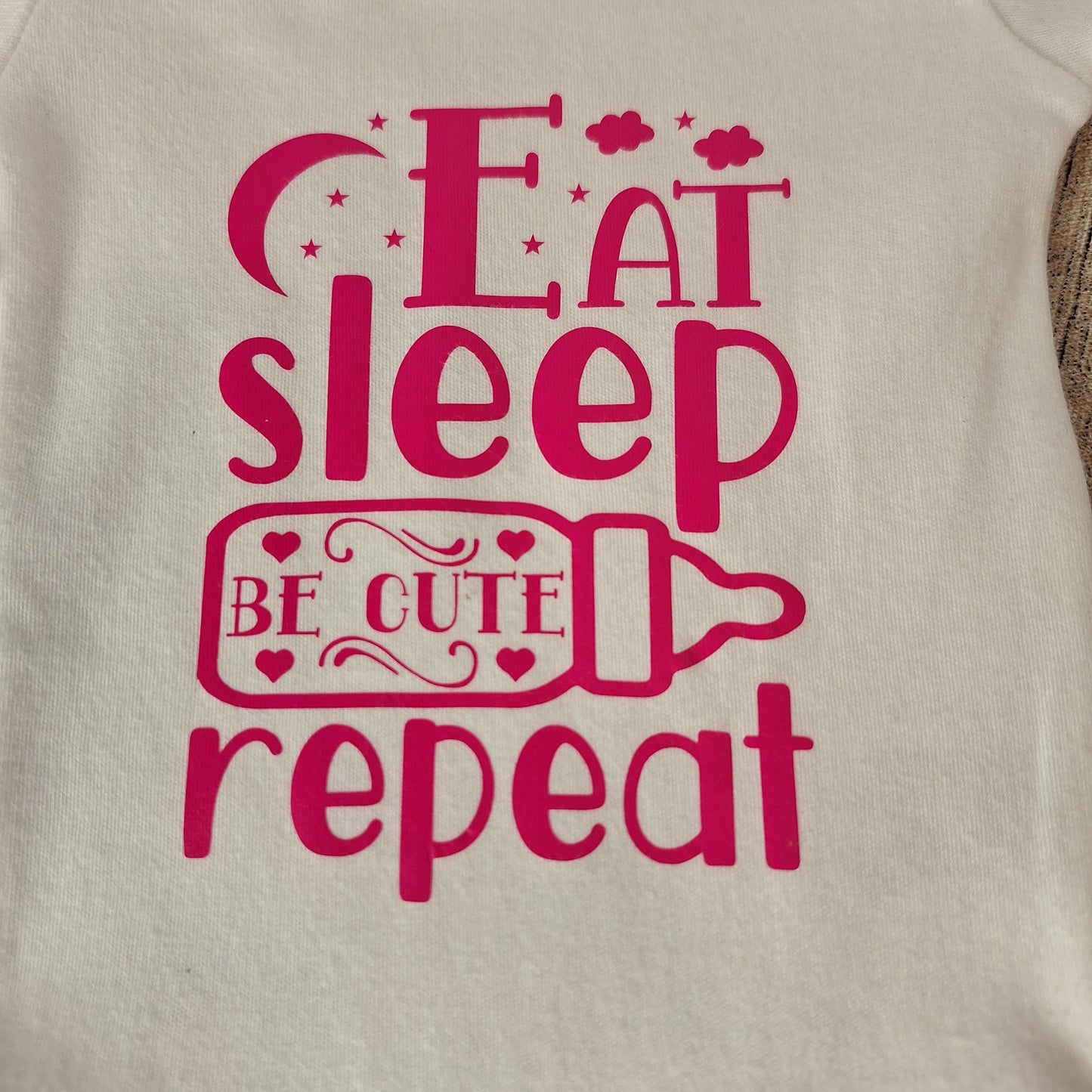 Baby Body „Eat Sleep Be Cute Repeat“ – Gr. 50/56 – handbedruckt