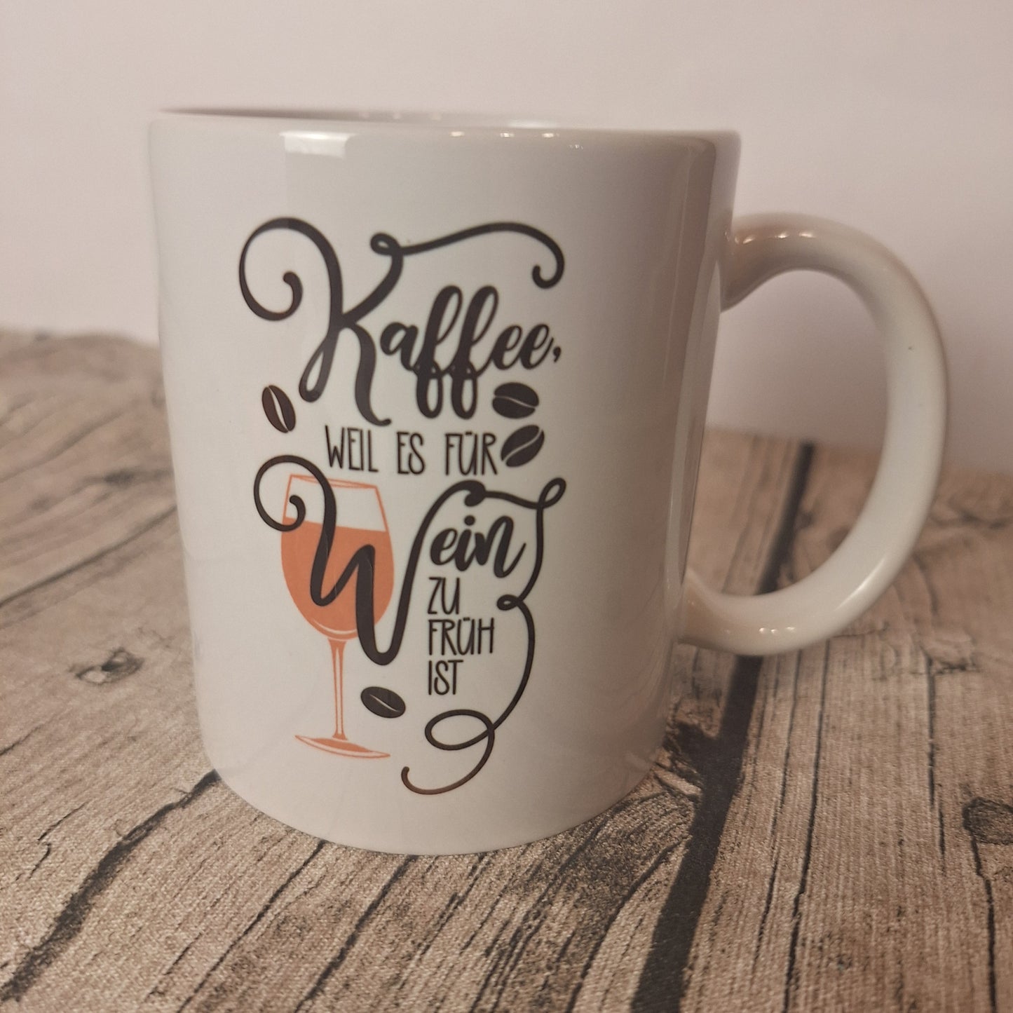 Tasse „Kaffee, weil es für Wein zu früh ist“ – lustige Kaffeetasse mit Spruch