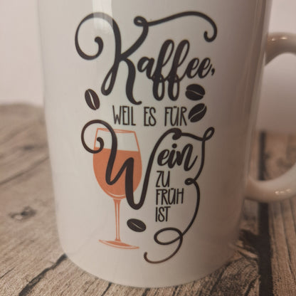 Tasse „Kaffee, weil es für Wein zu früh ist“ – lustige Kaffeetasse mit Spruch
