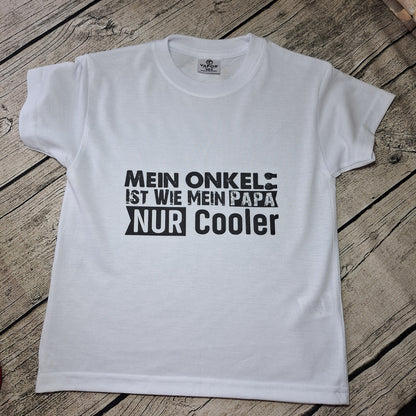 Weißes Kurzarm-Kinder-T-Shirt mit Rundhalsausschnitt und schwarzem Onkel-Spruch, flach auf Holz ausgelegt.