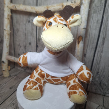 Braun-cremefarbene Plüschgiraffe mit weißem, unbedrucktem T-Shirt in sitzender Vorderansicht.