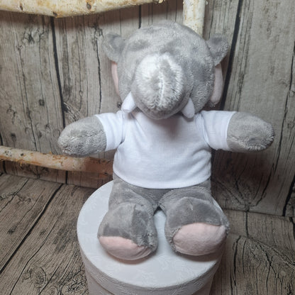 Grauer Plüschelefant mit rosa Details und weißem, unbedrucktem T-Shirt in Vorderansicht.