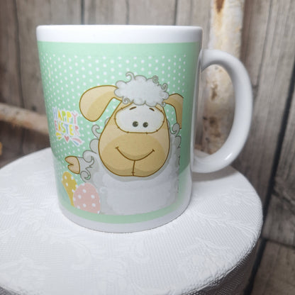 Weiße Ostertasse mit lächelndem Schaf und Ostereiern auf mintgrünem, gepunktetem Hintergrund, Henkel rechts