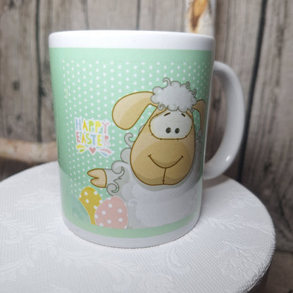 Ostertasse mit „Happy Easter“, Schaf und rosa und gelben Ostereiern auf mintgrünem Hintergrund.