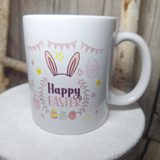 Weiße Ostertasse mit „Happy Easter“, Hasenohren, Ostereiern und Wimpelkette in Pastellfarben, Henkel rechts.