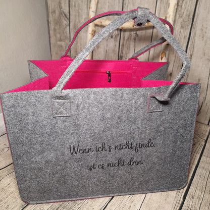 Graue Filztasche mit pinker Innenseite und dem Spruch: Wenn ich’s nicht finde, ist es nicht drin.