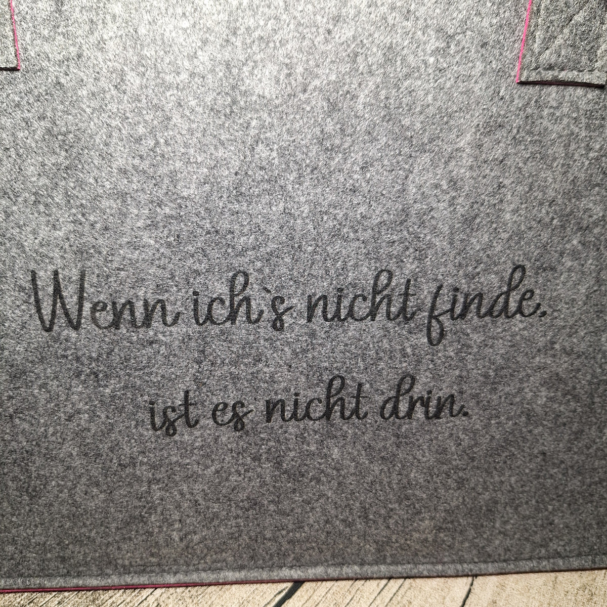 Schwarzer Aufdruck auf grauem Filz: Wenn ich’s nicht finde, ist es nicht drin.