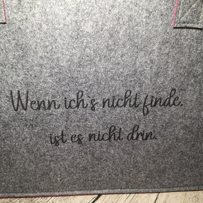 Schwarzer Aufdruck auf grauem Filz: Wenn ich’s nicht finde, ist es nicht drin.