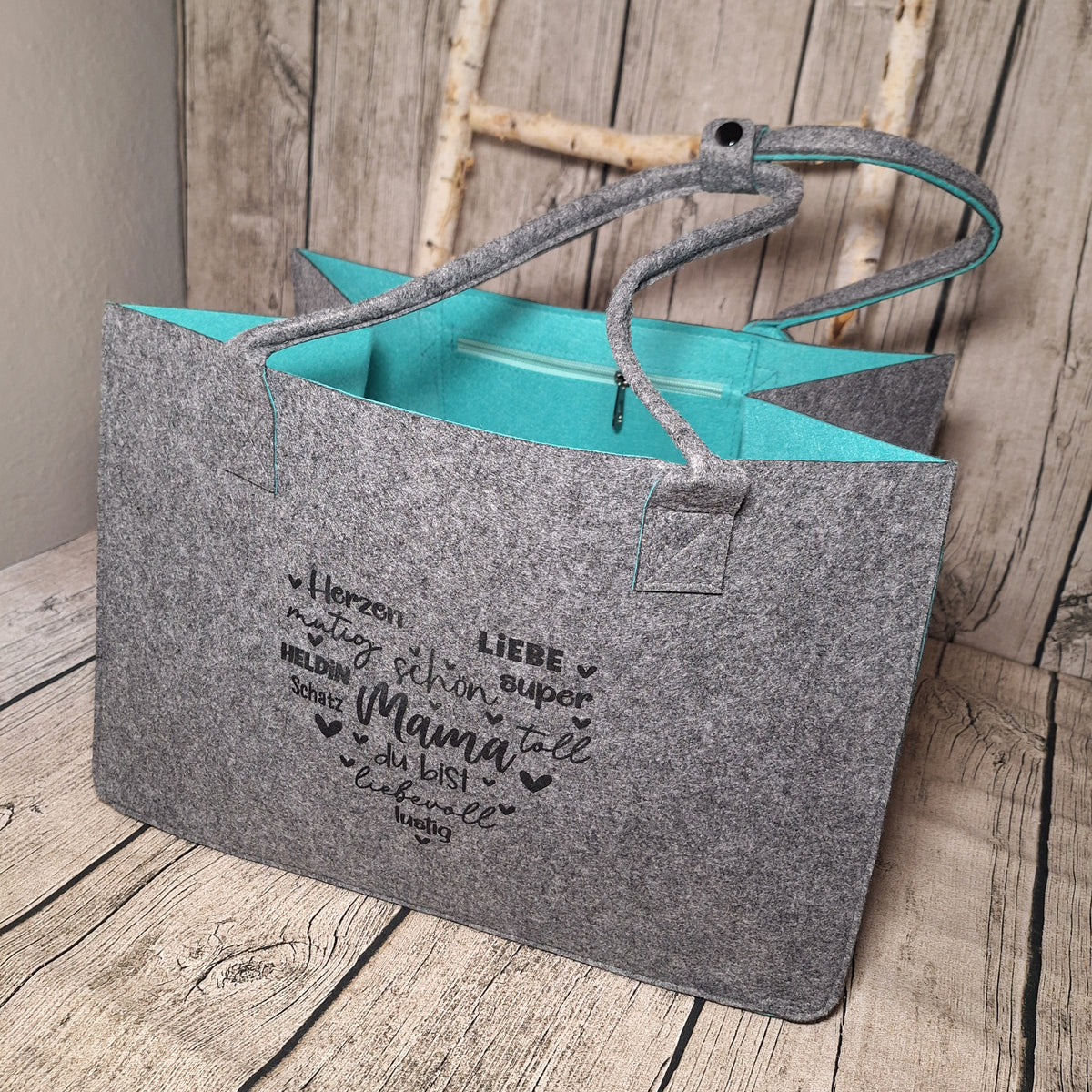 Filztasche grau-türkis mit Mama-Motiv – Vorderansicht