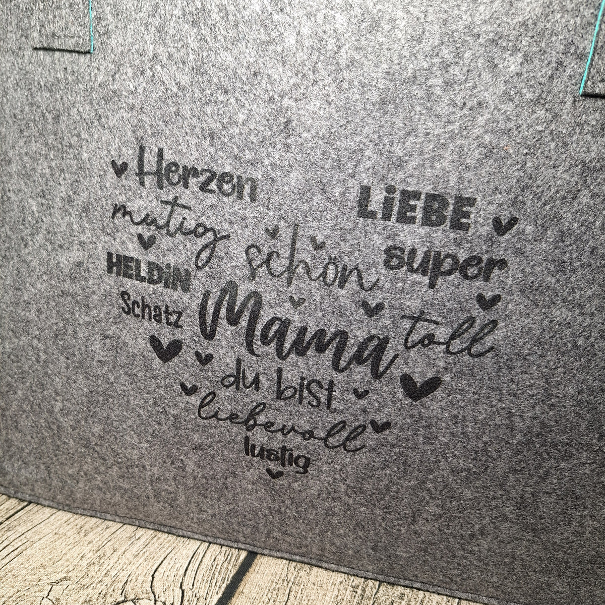 Filztasche grau-türkis – Detailansicht Aufdruck Mama