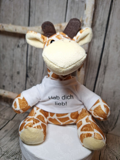 Plüschgiraffe mit weißem T-Shirt und dem schwarzen Aufdruck „Hab dich lieb!“