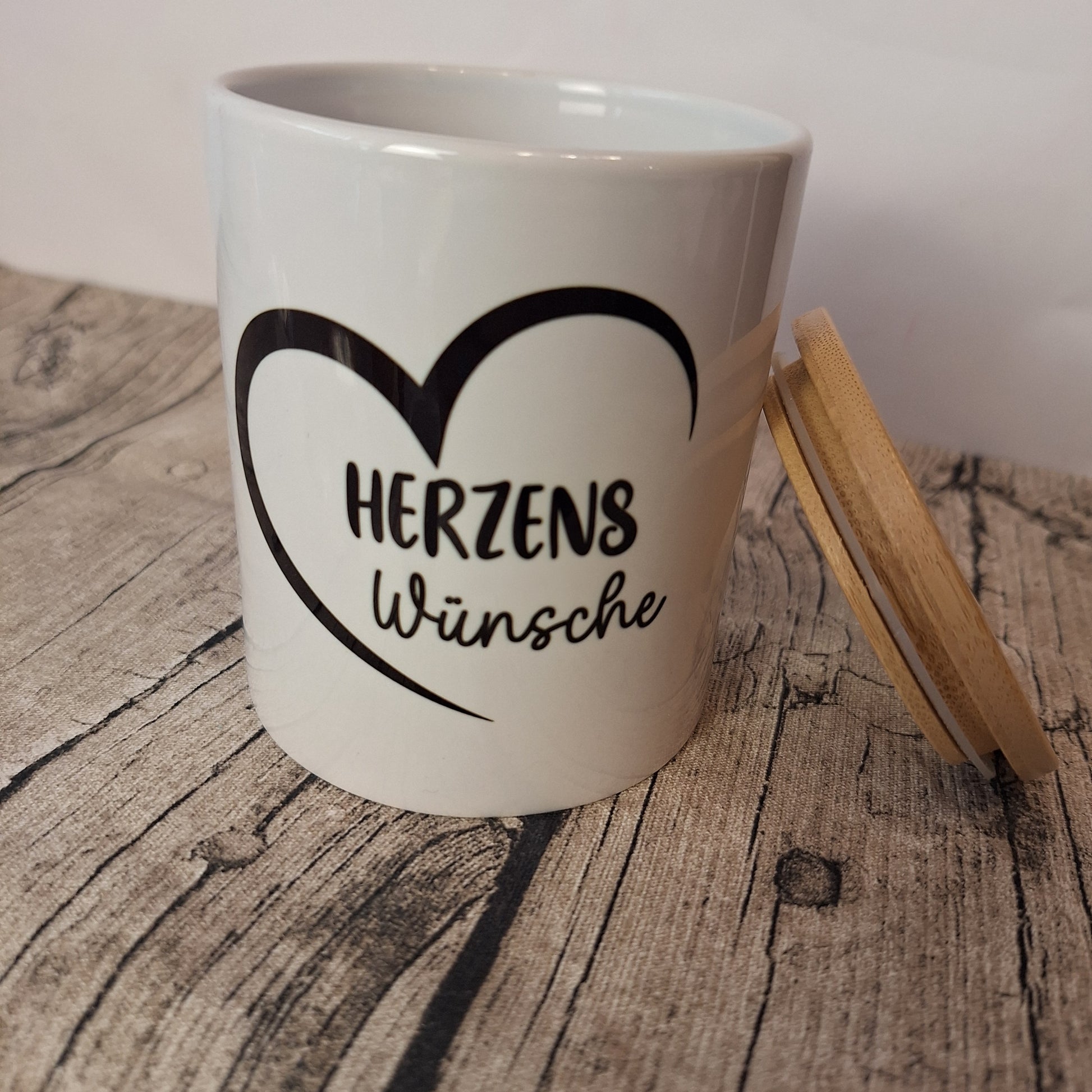 Spardose Herzenswünsche mit Herz-Design aus Keramik mit Bambusdeckel angelehnt