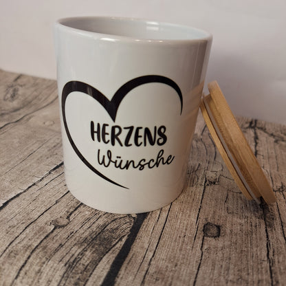 Spardose Herzenswünsche mit Herz-Design aus Keramik mit Bambusdeckel angelehnt
