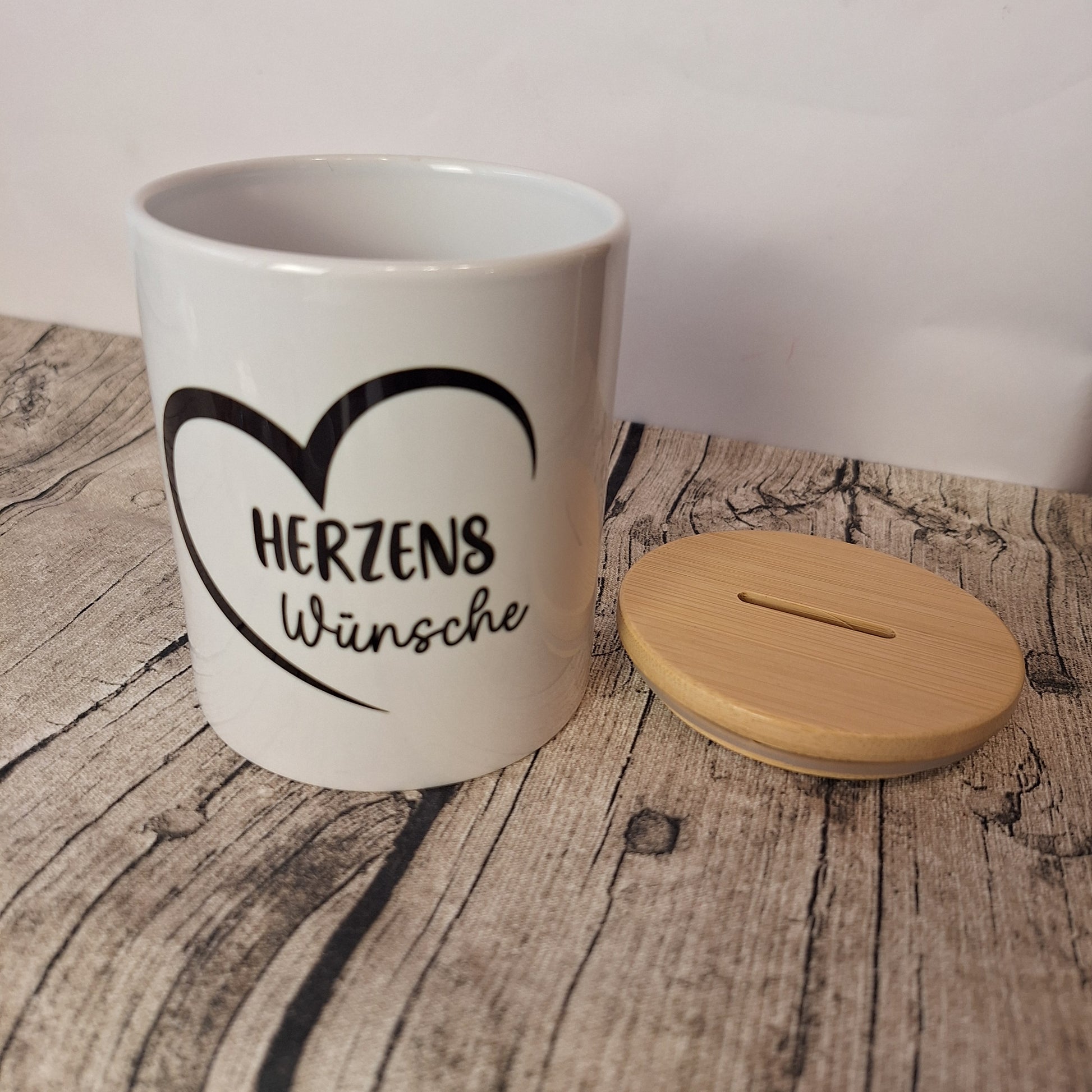Spardose Herzenswünsche mit Herz-Design aus Keramik mit Bambusdeckel extra daneben