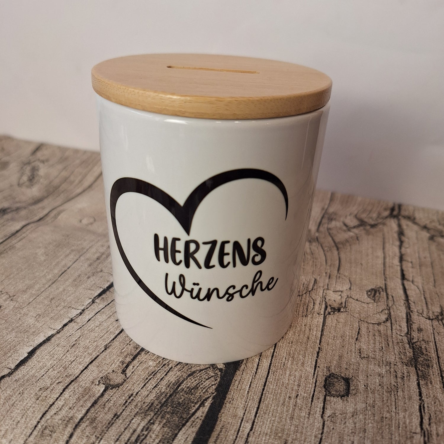 Spardose Herzenswünsche mit Herz-Design aus Keramik mit Bambusdeckel